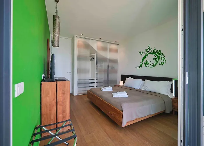 Ferienvilla 'madaba' Mit Blick Aufs Wasser By Interhome Bardolino